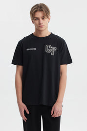 Polera hombre slim negra con estampado 'GOOD FORTUNE' y letras CF en el pecho estilo casual urbana