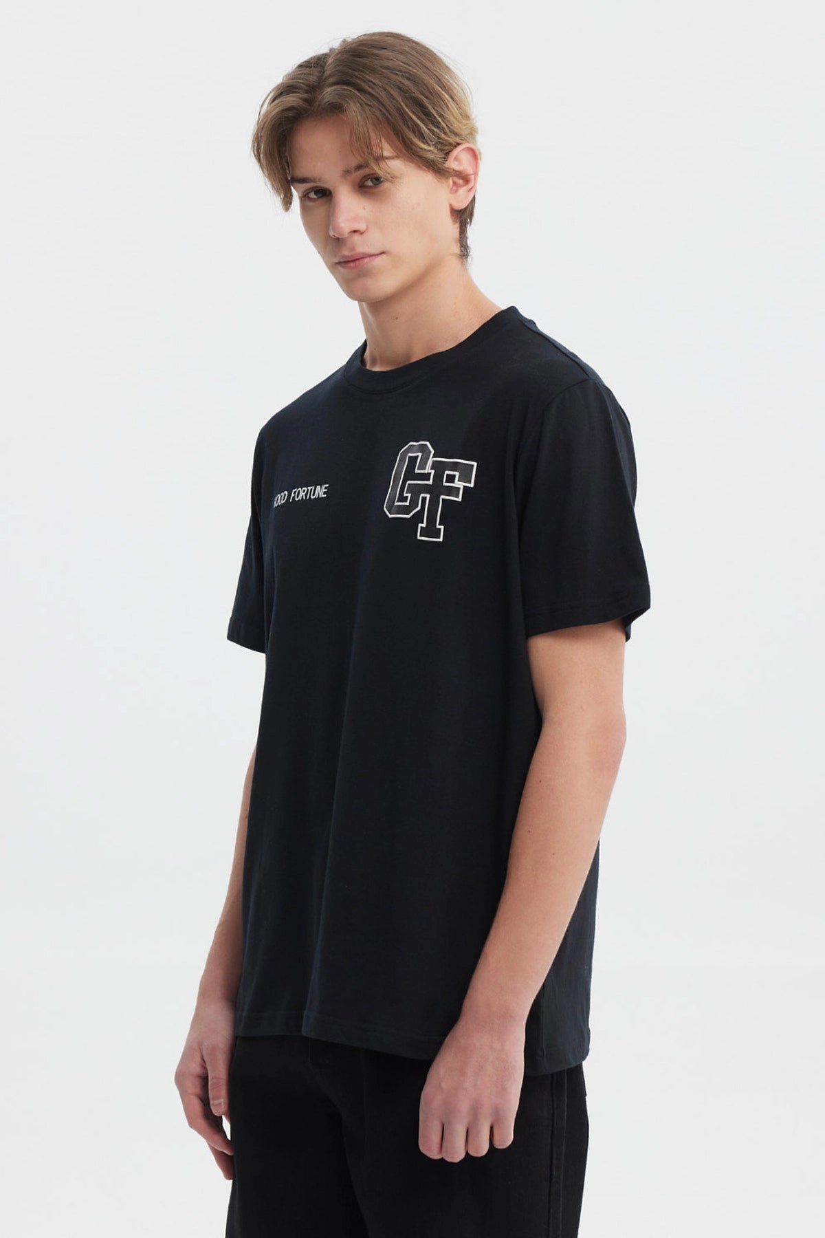 Polera hombre slim negra con estampado 'GOOD FORTUNE' y letras CF en el pecho estilo casual urbana