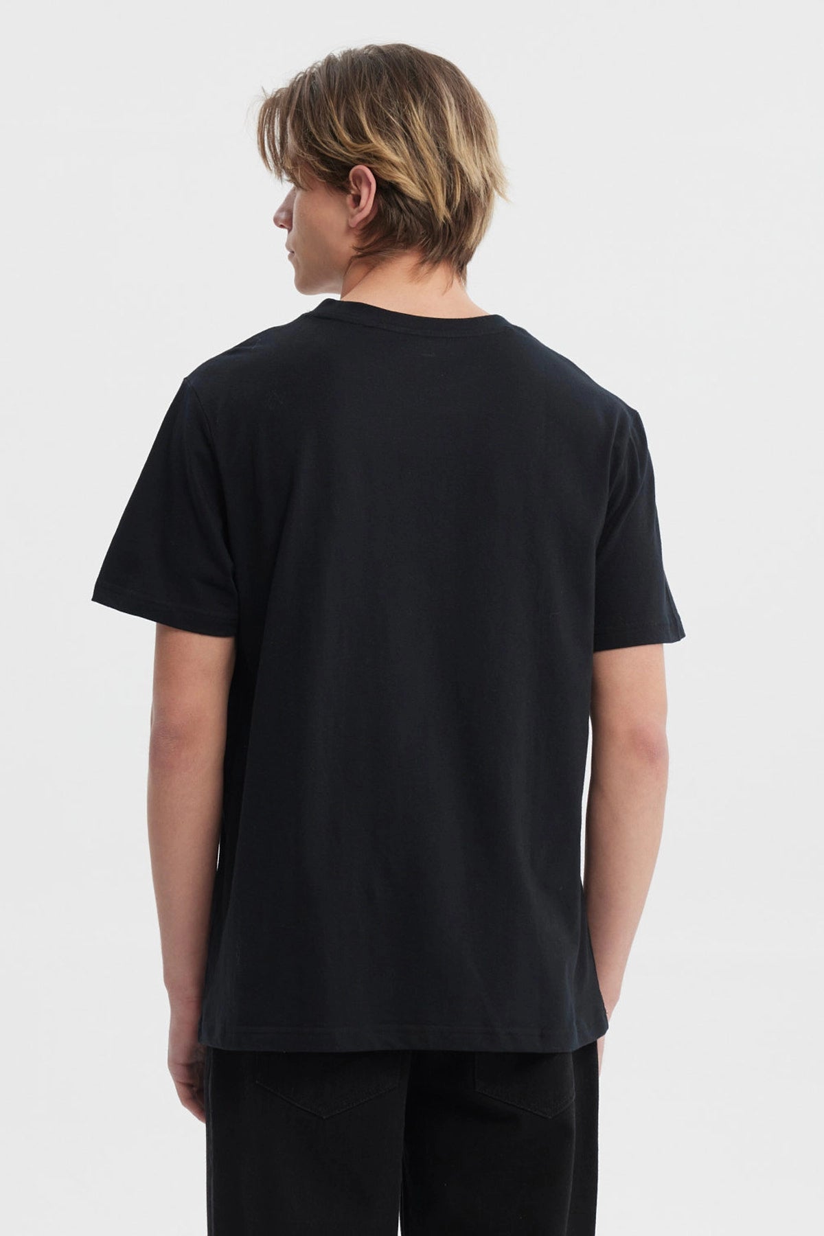 Polera hombre slim negra con estampado 'GOOD FORTUNE' y letras CF en el pecho estilo casual urbana