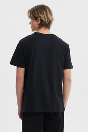 Polera hombre slim negra con estampado 'GOOD FORTUNE' y letras CF en el pecho estilo casual urbana