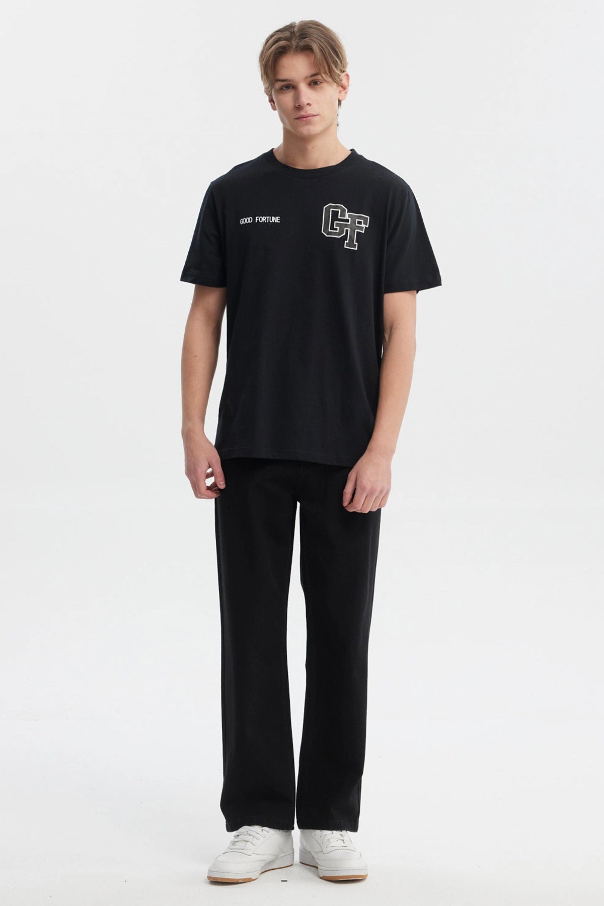 Polera hombre slim negra con estampado 'GOOD FORTUNE' y letras CF en el pecho estilo casual urbana