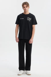 Polera hombre slim negra con estampado 'GOOD FORTUNE' y letras CF en el pecho estilo casual urbana