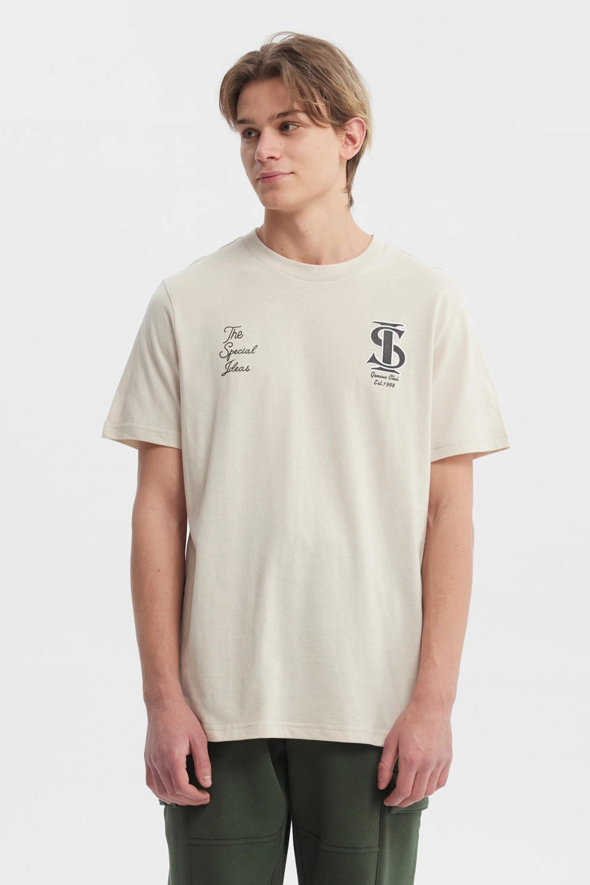 Polera hombre slim beige con estampado frontal de letras en negro estilo casual urbana