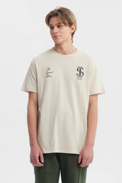 Polera hombre slim beige con estampado frontal de letras en negro estilo casual urbana