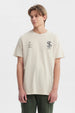 Polera hombre slim beige con estampado frontal de letras en negro estilo casual urbana