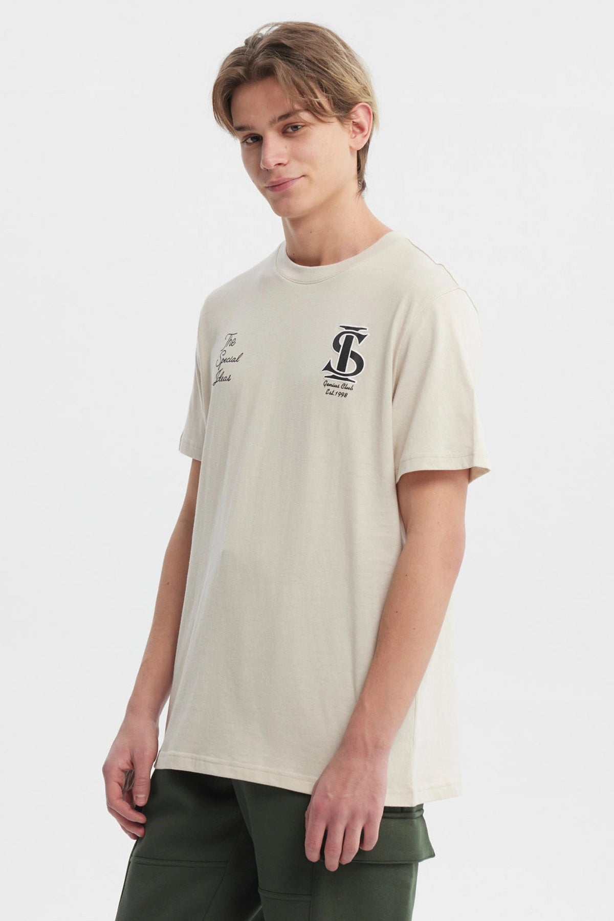 Polera hombre slim beige con estampado frontal de letras en negro estilo casual urbana