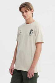Polera hombre slim beige con estampado frontal de letras en negro estilo casual urbana