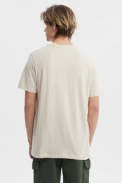 Polera hombre slim beige con estampado frontal de letras en negro estilo casual urbana