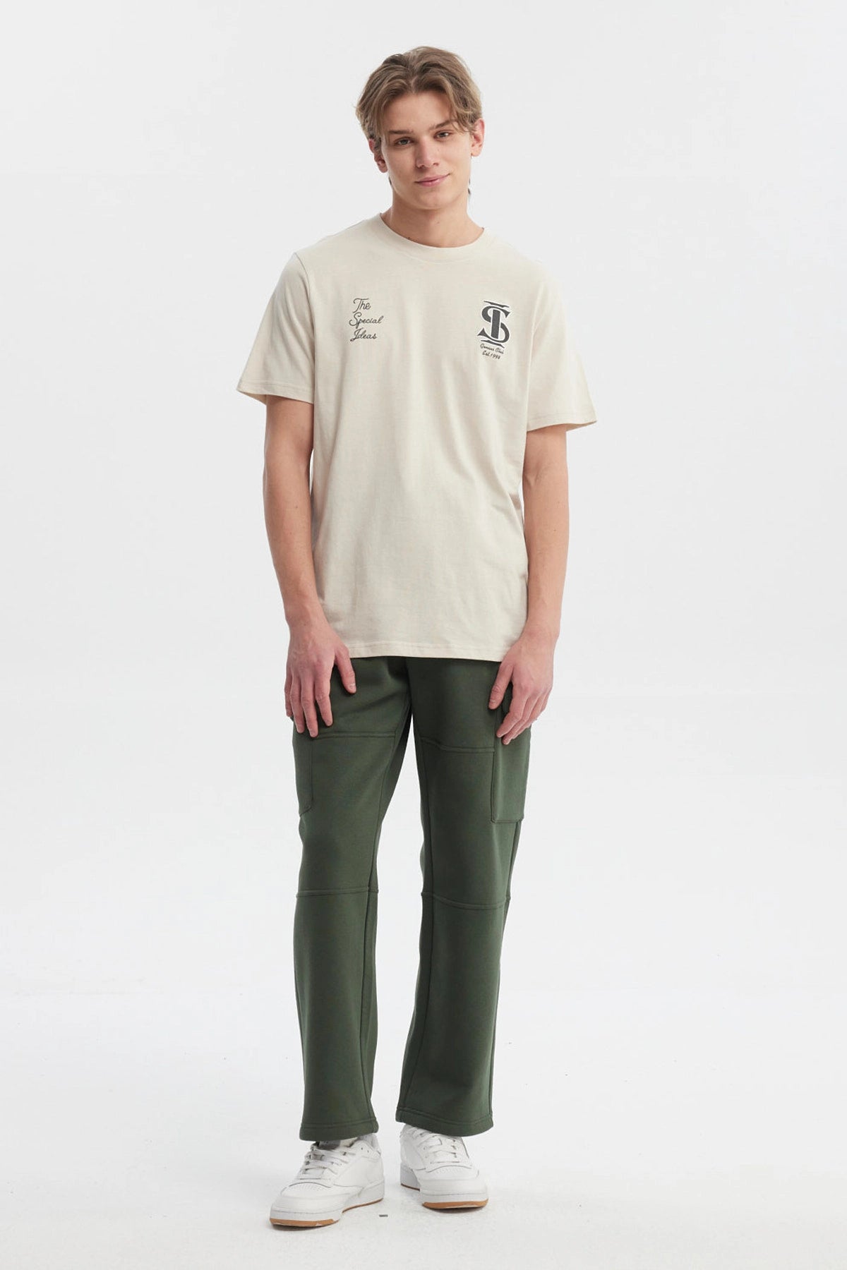 Polera hombre slim beige con estampado frontal de letras en negro estilo casual urbana