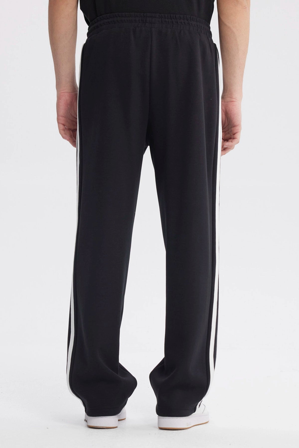 Pantalón Buzo Hombre Calce Recto Negro