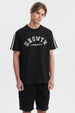 Polera negra slim para hombre con texto Growth Move and Rise en el pecho estilo universitario y líneas blancas en los hombros