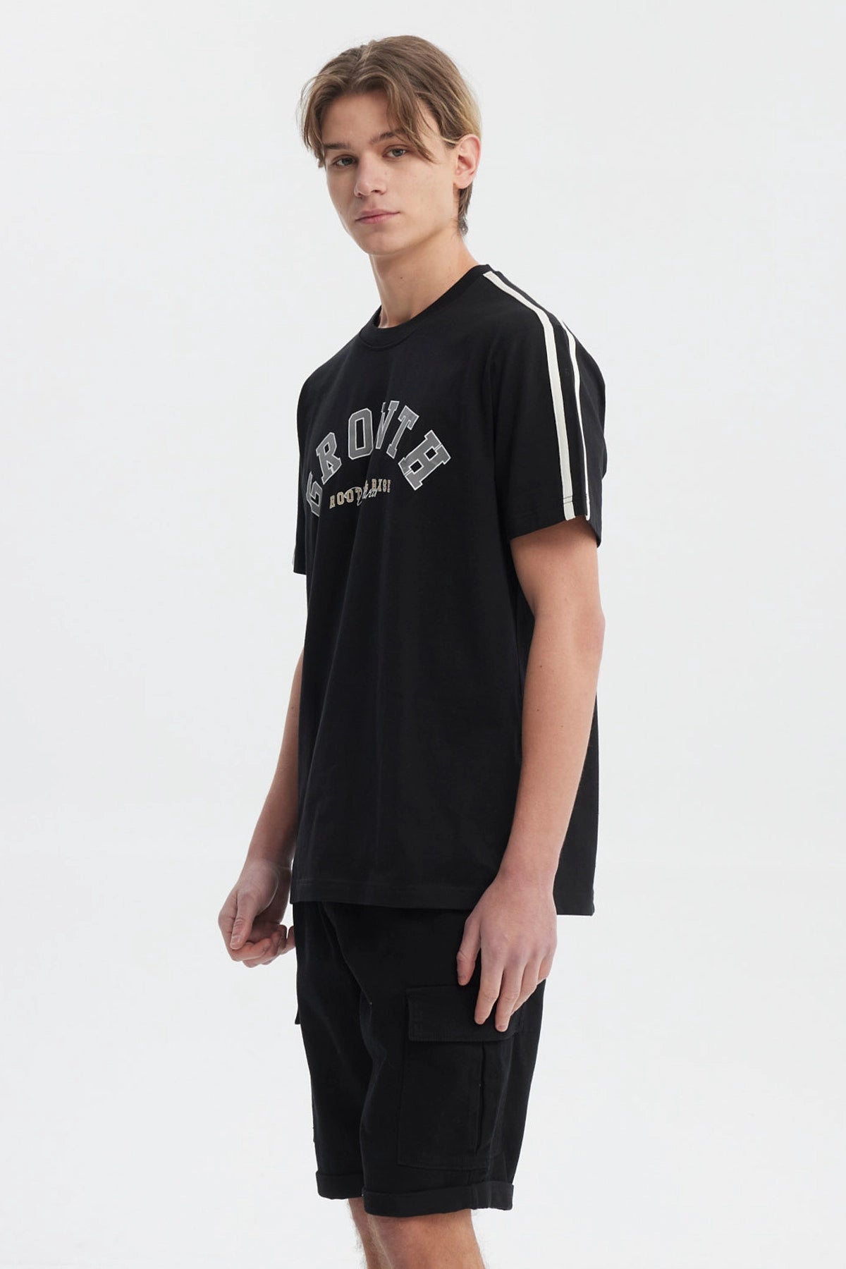 Polera negra slim para hombre con texto Growth Move and Rise en el pecho estilo universitario y líneas blancas en los hombros