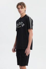 Polera negra slim para hombre con texto Growth Move and Rise en el pecho estilo universitario y líneas blancas en los hombros