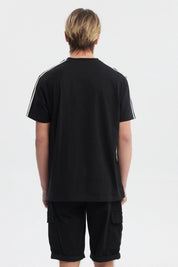 Polera negra slim para hombre con texto Growth Move and Rise en el pecho estilo universitario y líneas blancas en los hombros