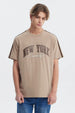 Polera hombre slim kaki con texto New York Brooklyn en el pecho estilo casual y urbano ideal para el d_x001F_a a d_x001F_a