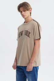 Polera hombre slim kaki con texto New York Brooklyn en el pecho estilo casual y urbano ideal para el d_x001F_a a d_x001F_a