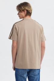 Polera hombre slim kaki con texto New York Brooklyn en el pecho estilo casual y urbano ideal para el d_x001F_a a d_x001F_a