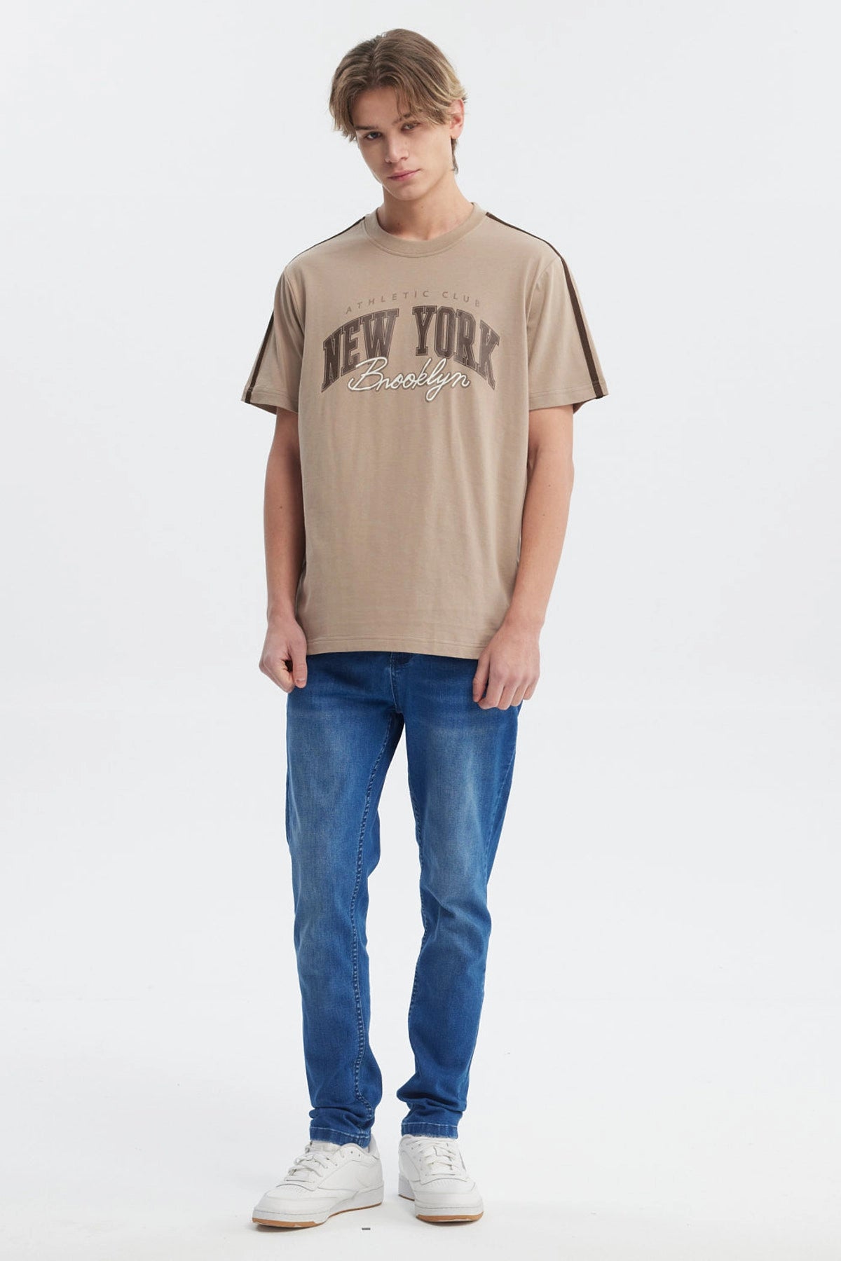Polera hombre slim kaki con texto New York Brooklyn en el pecho estilo casual y urbano ideal para el d_x001F_a a d_x001F_a