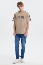 Polera hombre slim kaki con texto New York Brooklyn en el pecho estilo casual y urbano ideal para el d_x001F_a a d_x001F_a