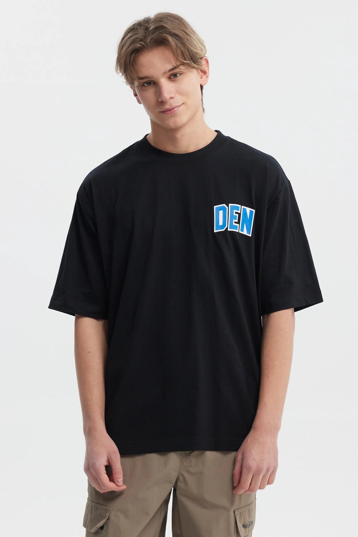 Polera hombre slim negra con estampado "DEN" en el pecho en blanco y azul estilo casual moderno