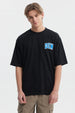 Polera hombre slim negra con estampado "DEN" en el pecho en blanco y azul estilo casual moderno