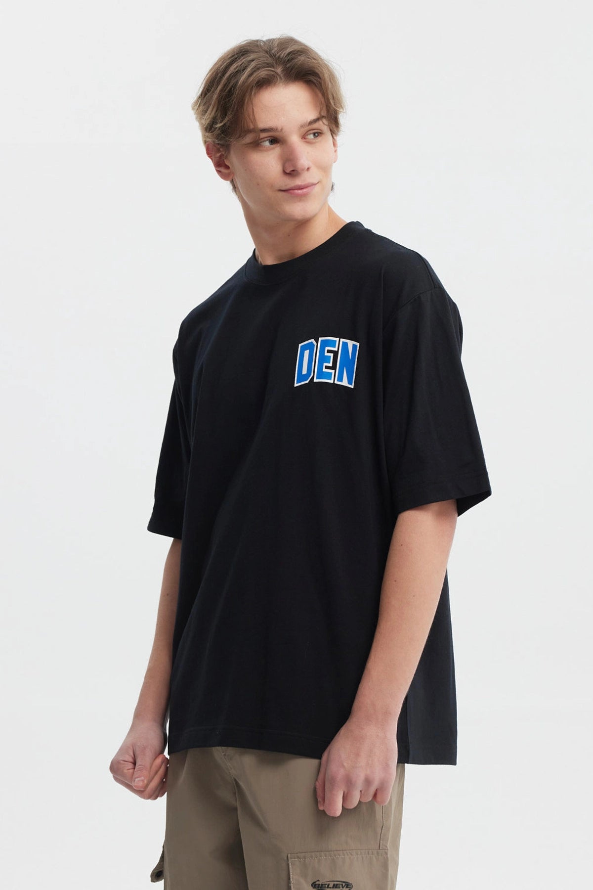 Polera hombre slim negra con estampado "DEN" en el pecho en blanco y azul estilo casual moderno