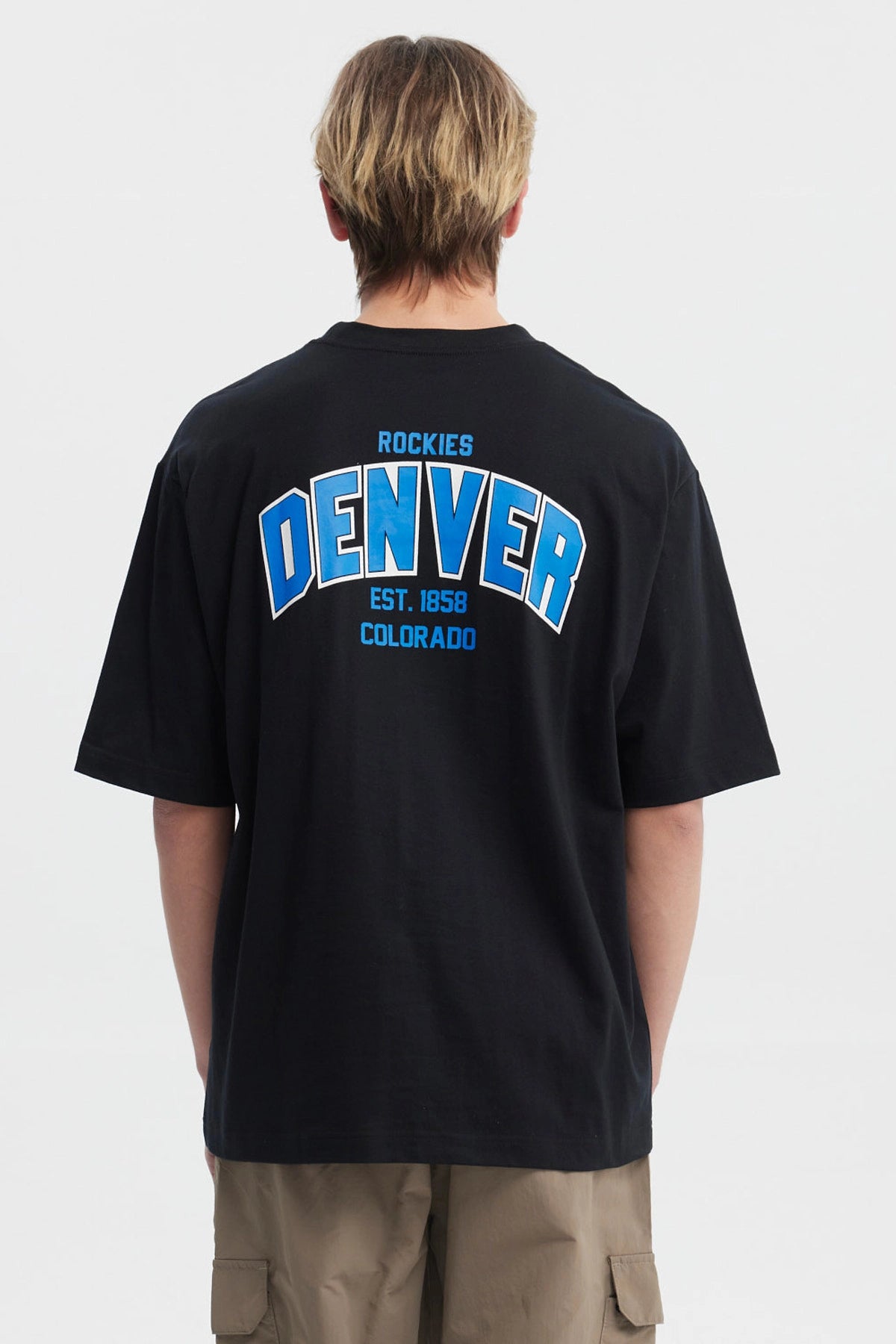Polera hombre slim negra con estampado "DEN" en el pecho en blanco y azul estilo casual moderno