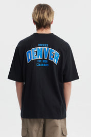 Polera hombre slim negra con estampado "DEN" en el pecho en blanco y azul estilo casual moderno
