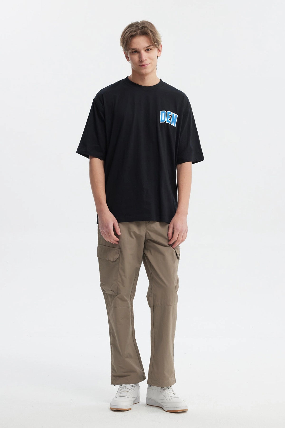 Polera hombre slim negra con estampado "DEN" en el pecho en blanco y azul estilo casual moderno