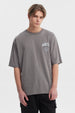 Polera hombre slim gris con estampa frontal de texto AUSTIN y escudo pequeño estilo casual
