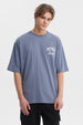 Polera hombre slim azul piedra con texto blanco Detroit 1839 Motown en el pecho estilo casual moderno sin estampa adicional