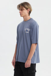 Polera hombre slim azul piedra con texto blanco Detroit 1839 Motown en el pecho estilo casual moderno sin estampa adicional