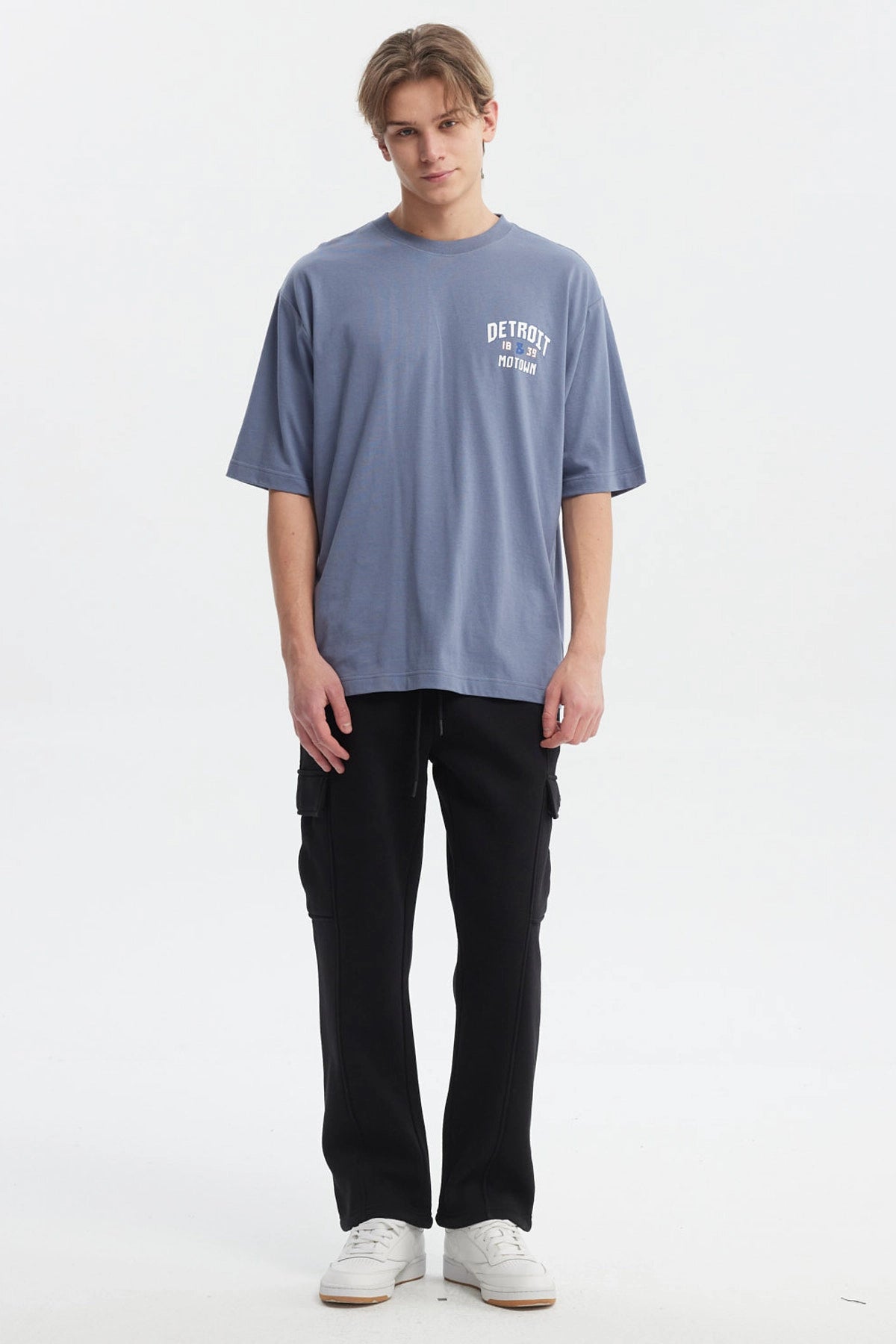 Polera hombre slim azul piedra con texto blanco Detroit 1839 Motown en el pecho estilo casual moderno sin estampa adicional