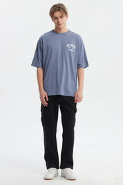 Polera hombre slim azul piedra con texto blanco Detroit 1839 Motown en el pecho estilo casual moderno sin estampa adicional