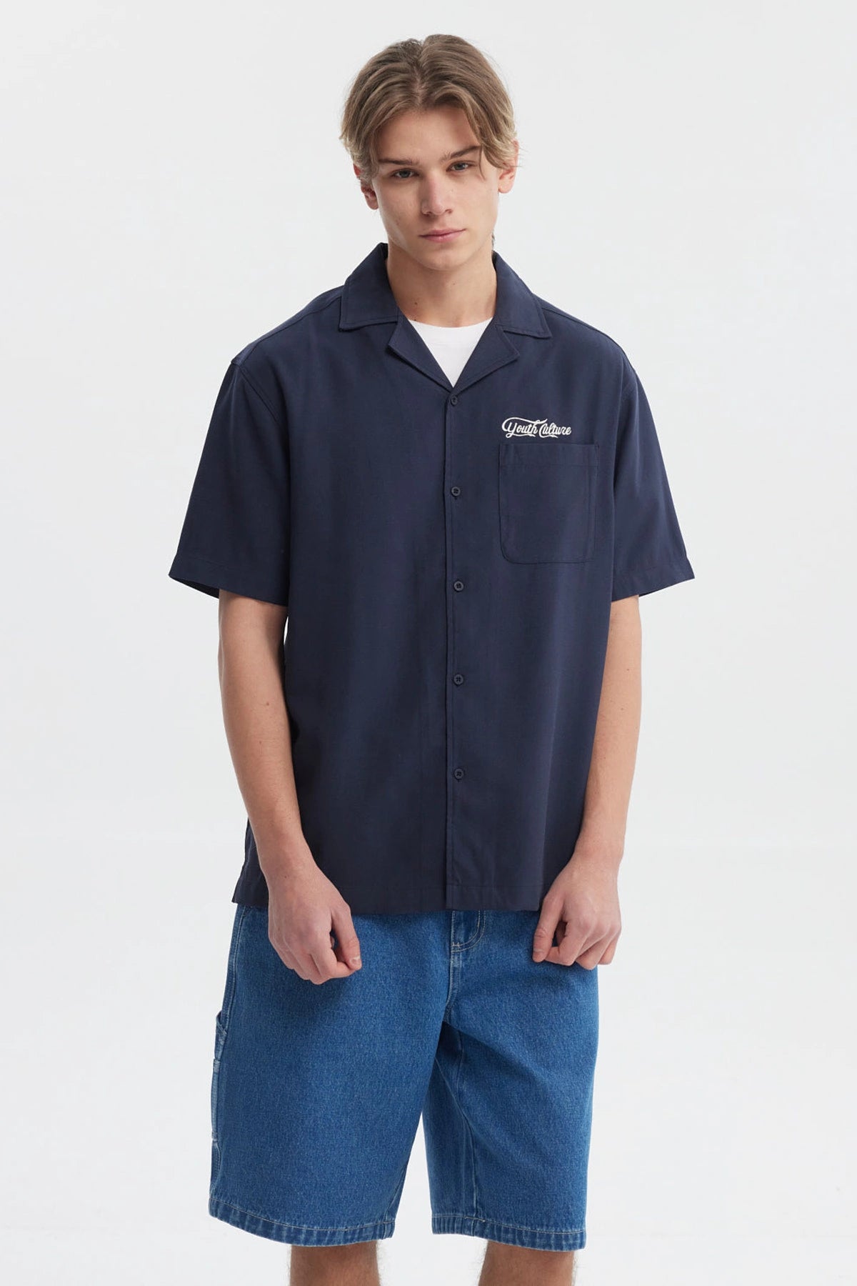 Camisa oversize azul con logo Youth Culture en el pecho estilo casual y botones frontales sin estampa adicional