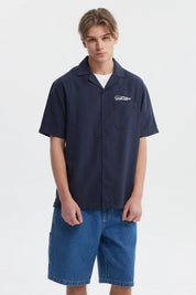 Camisa oversize azul con logo Youth Culture en el pecho estilo casual y botones frontales sin estampa adicional