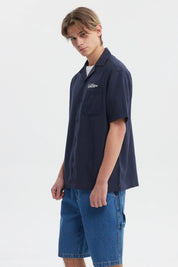 Camisa oversize azul con logo Youth Culture en el pecho estilo casual y botones frontales sin estampa adicional