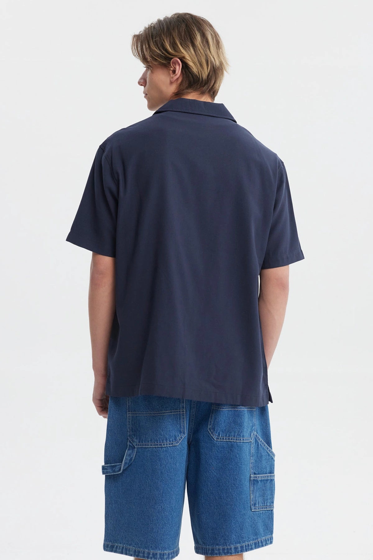 Camisa oversize azul con logo Youth Culture en el pecho estilo casual y botones frontales sin estampa adicional