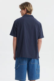Camisa oversize azul con logo Youth Culture en el pecho estilo casual y botones frontales sin estampa adicional
