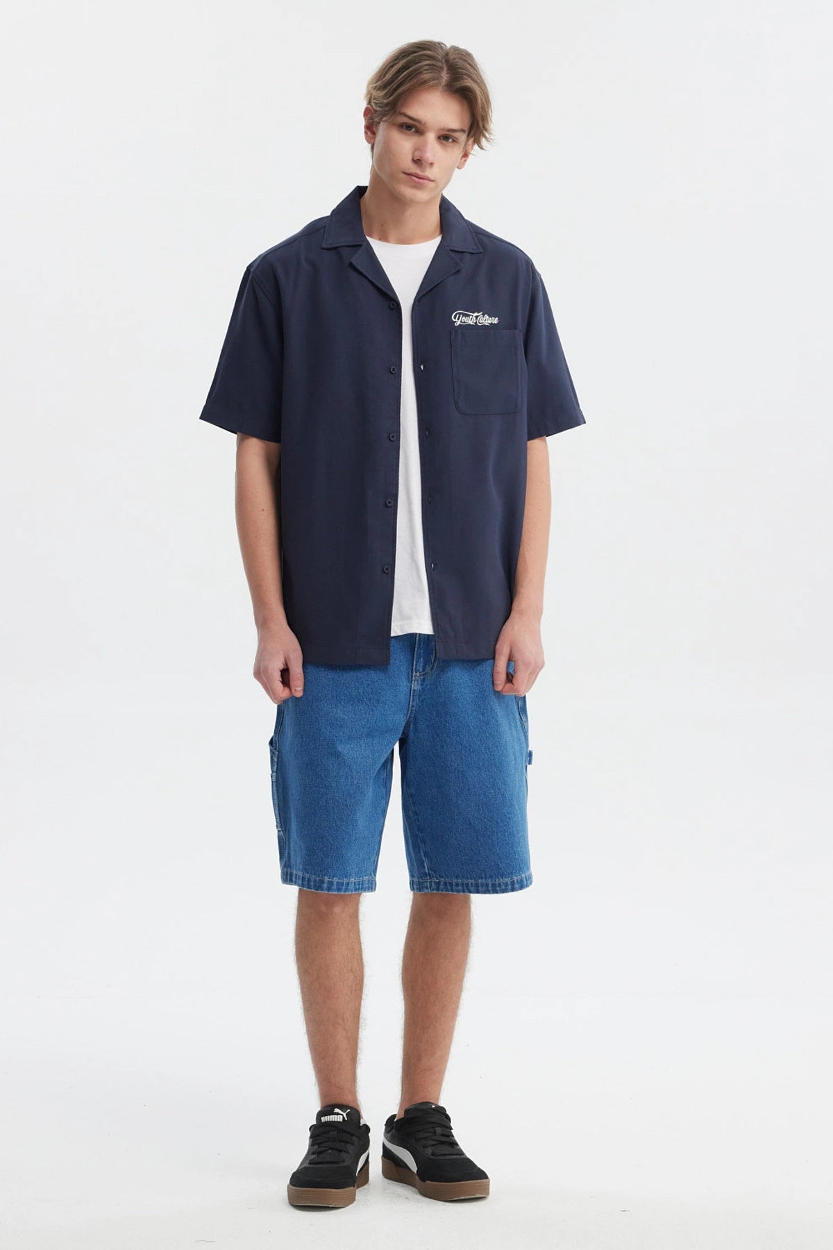 Camisa oversize azul con logo Youth Culture en el pecho estilo casual y botones frontales sin estampa adicional