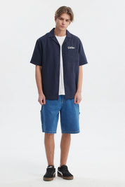 Camisa oversize azul con logo Youth Culture en el pecho estilo casual y botones frontales sin estampa adicional
