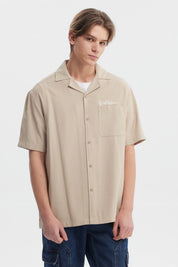 Camisa oversize kaki para hombre con bolsillo en el pecho y texto Youth Culture en blanco estilo casual urbana