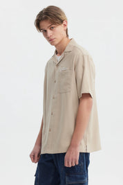 Camisa oversize kaki para hombre con bolsillo en el pecho y texto Youth Culture en blanco estilo casual urbana