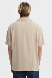 Camisa oversize kaki para hombre con bolsillo en el pecho y texto Youth Culture en blanco estilo casual urbana