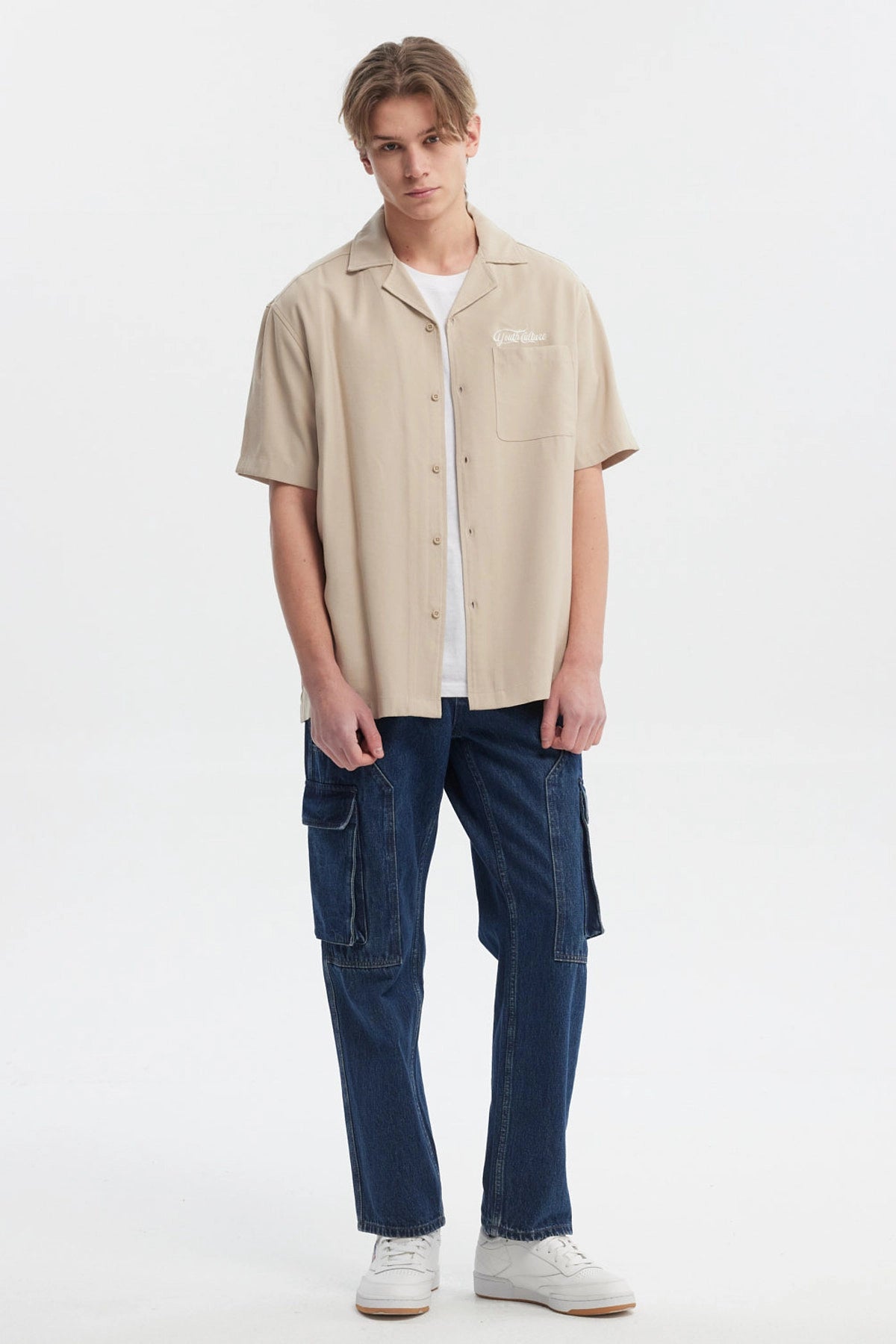 Camisa oversize kaki para hombre con bolsillo en el pecho y texto Youth Culture en blanco estilo casual urbana