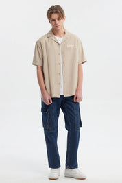 Camisa oversize kaki para hombre con bolsillo en el pecho y texto Youth Culture en blanco estilo casual urbana