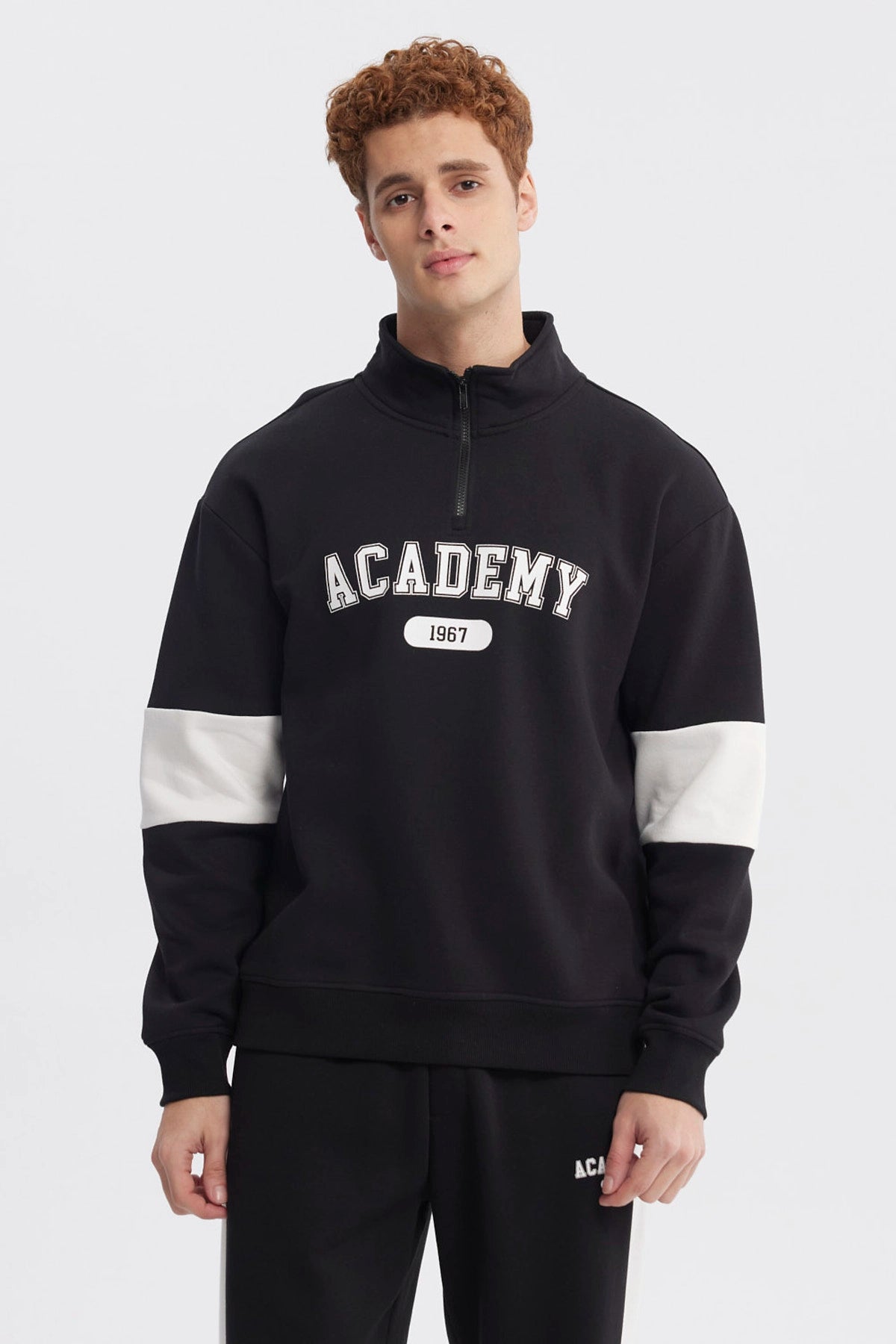 Polerón oversize negro con cierre hasta el pecho letras blancas ACADEMY 1967 al frente manga con detalle blanco