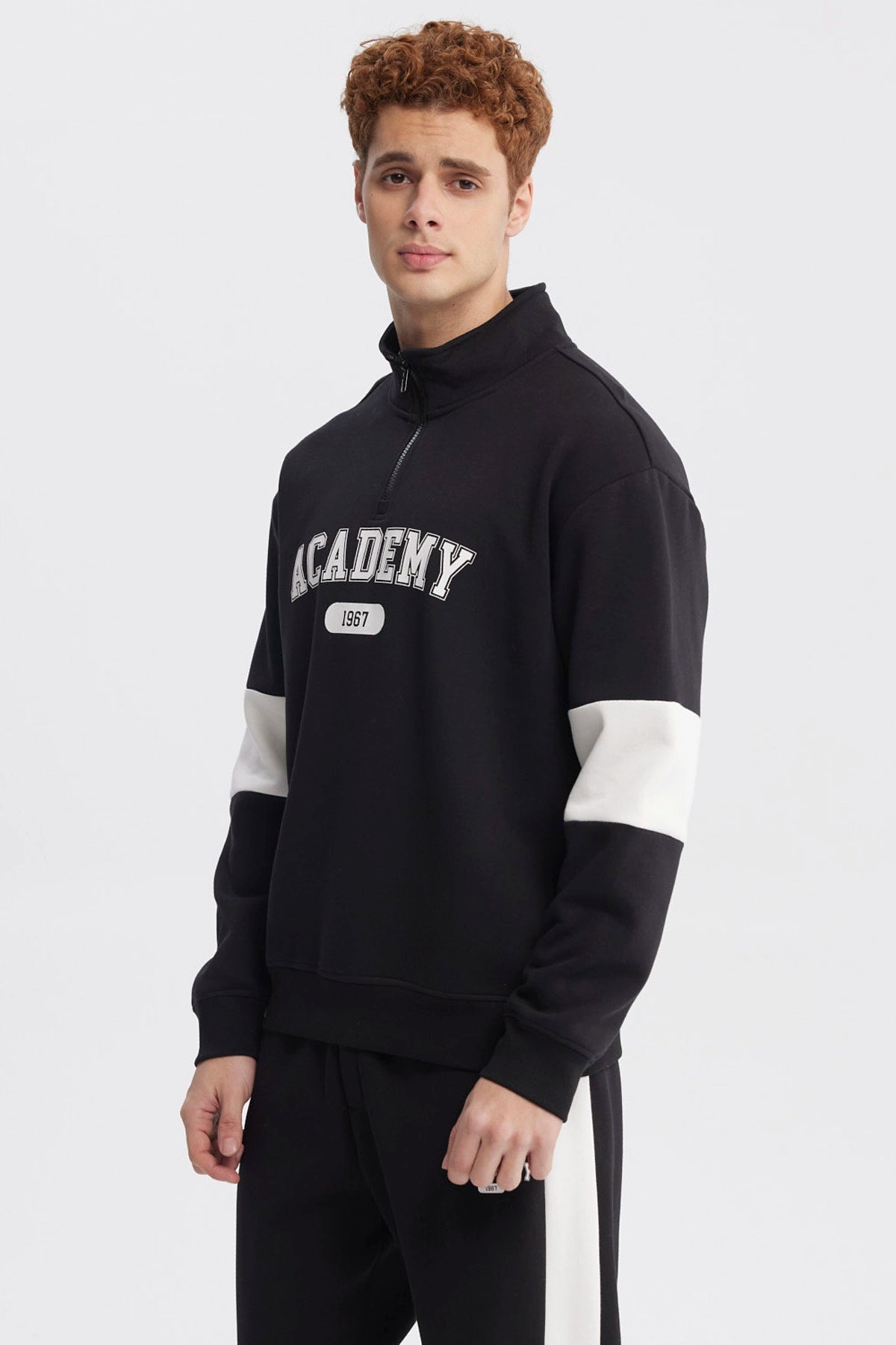 Polerón oversize negro con cierre hasta el pecho letras blancas ACADEMY 1967 al frente manga con detalle blanco