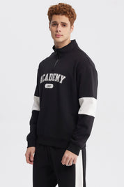 Polerón oversize negro con cierre hasta el pecho letras blancas ACADEMY 1967 al frente manga con detalle blanco