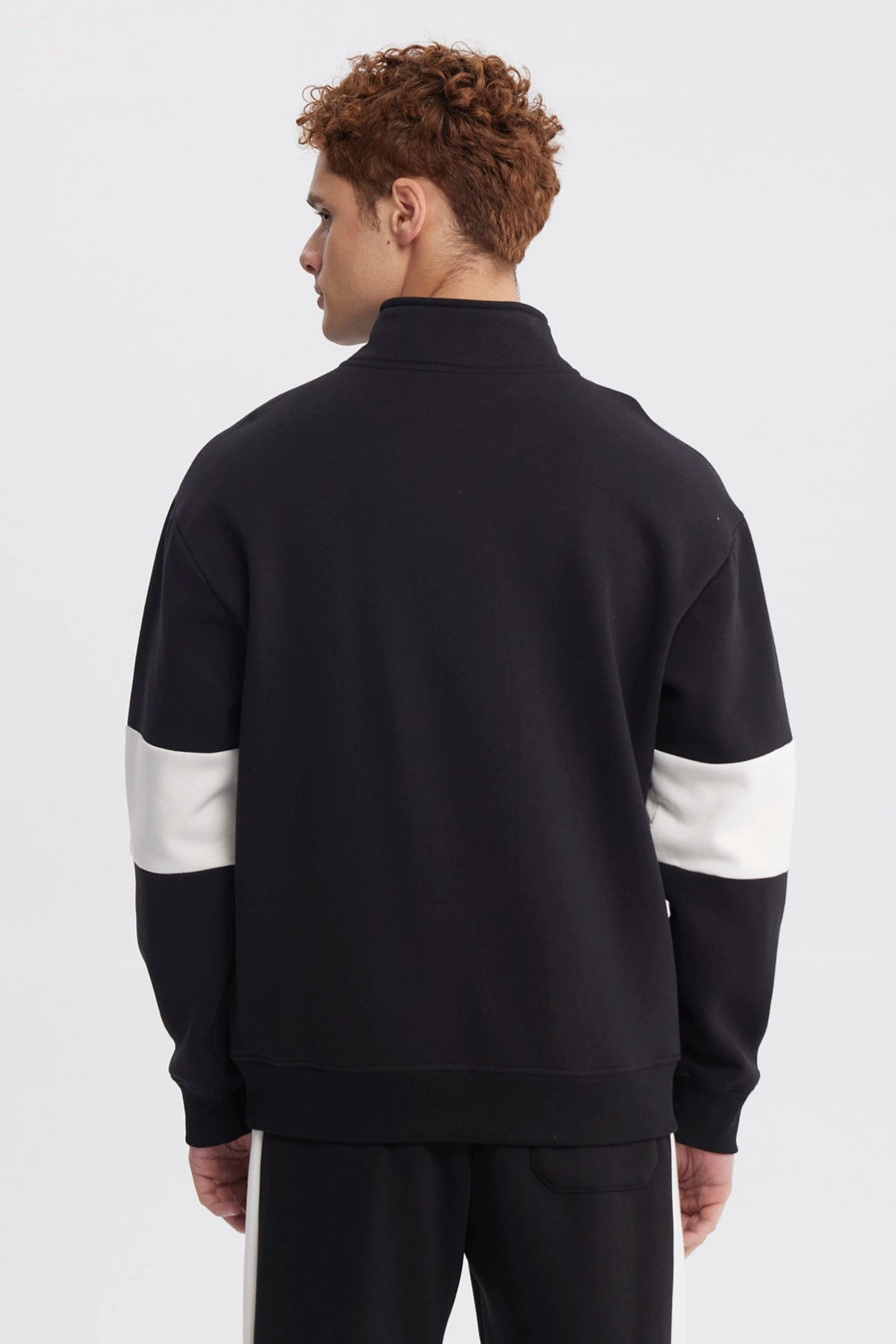 Polerón oversize negro con cierre hasta el pecho letras blancas ACADEMY 1967 al frente manga con detalle blanco